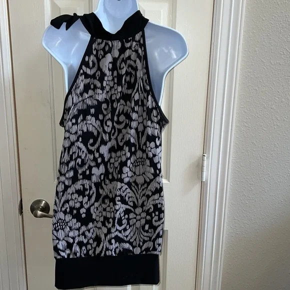 Cute Blouse. Tie around Neck - Picture 5 of 8